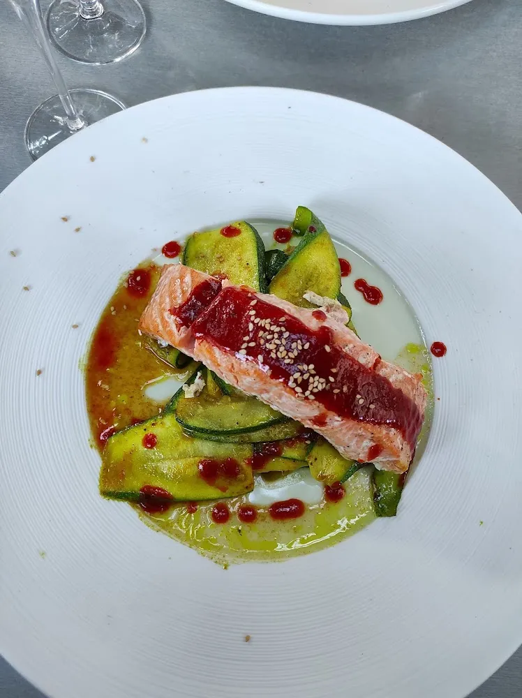 Pavé de Saumon Sauce Poivrons Et Tagliatelles de Courgettes