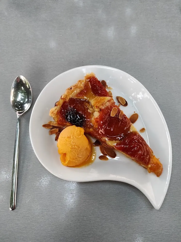 Tarte Aux Abricots Et Aux Amandes Effilées